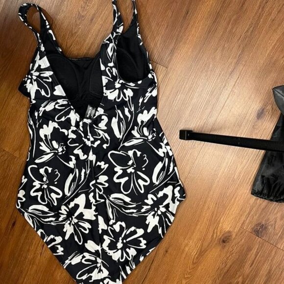 Hurley Ink Fresco Floral One-Piece Swimsuit – Black & White – Size M – Gently Us - Picture 7 of 9